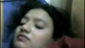 مشکل ہو جاتا ہے brunette اس تنگ پچھواڑے میں