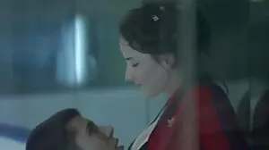 اس کی بلی ہمیشہ کھلی حاصل کرنے کے لئے تیار کے ساتھ بھرا ہوا ایک بڑا ڈک