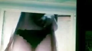 سنہرے بالوں والی لیڈی آفس کا استعمال کرتے ہوئے اس کے پاؤں اگر se